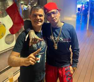 Advogado dos famosos curte Cruzeiro de Neymar na companhia de Mc Guimê 