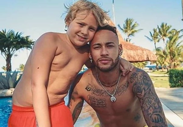 Filho de Neymar orienta crianças antes de sessão de fotos com o pai