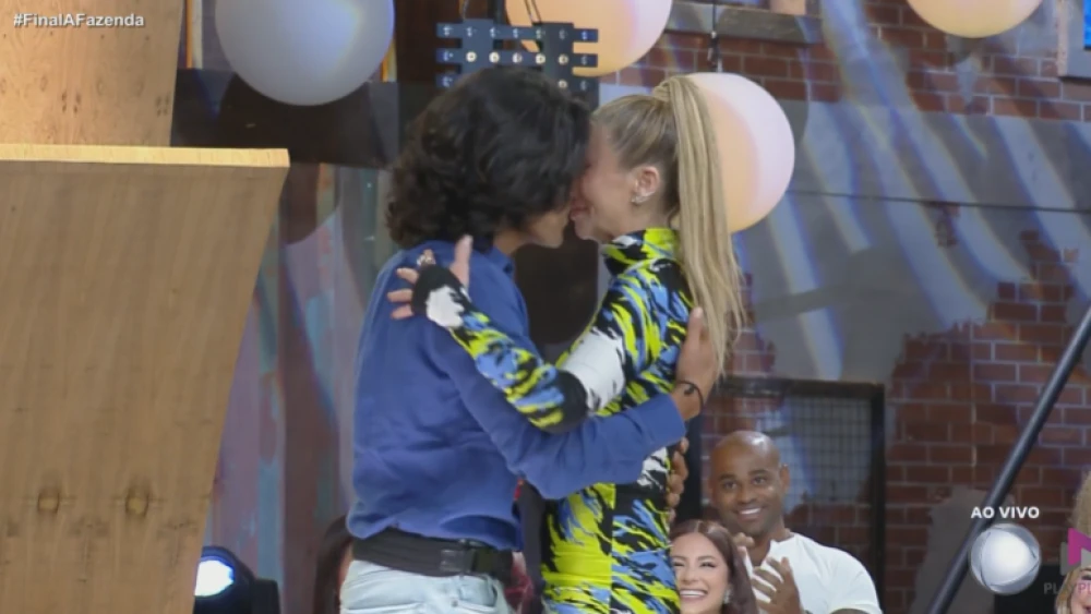 André Gonçalves e Danielle Winits se beijam em reencontro na final de A Fazenda 15