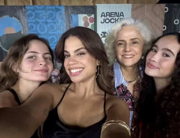 Clara Buarque, Marieta Severo e família — Foto: Reprodução/ Instagram