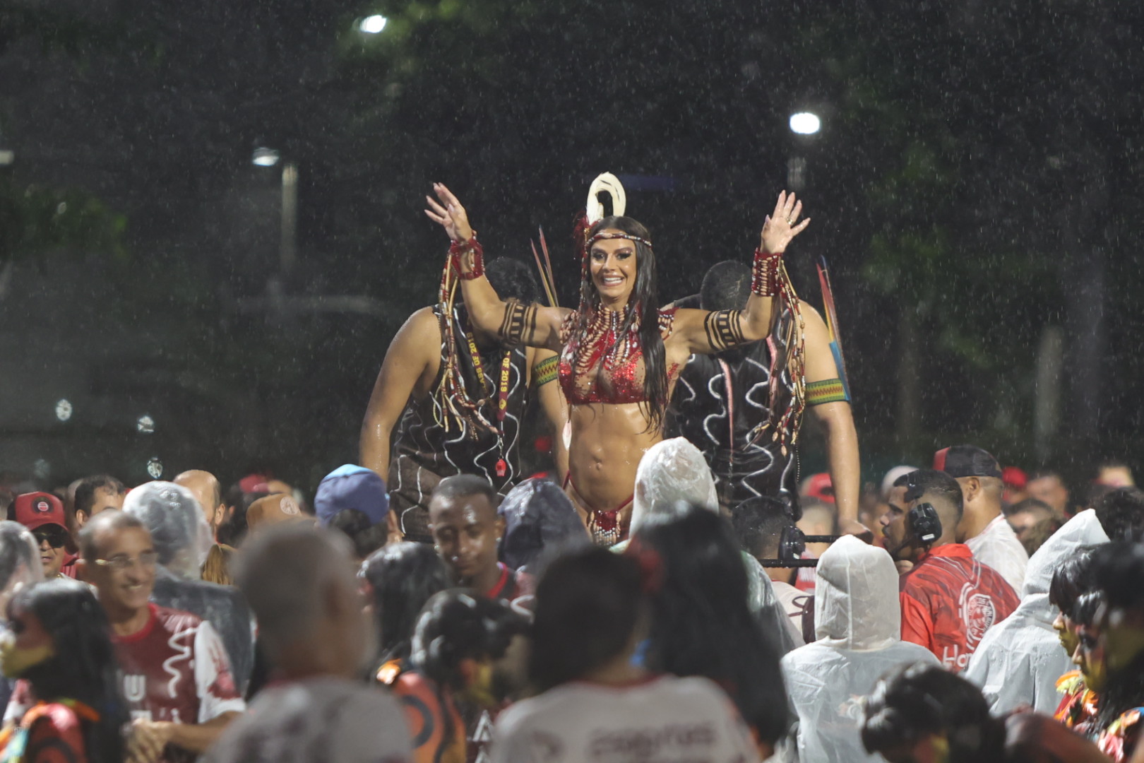 Viviane Araujo dança na chuva em ensaio técnico do Salgueiro