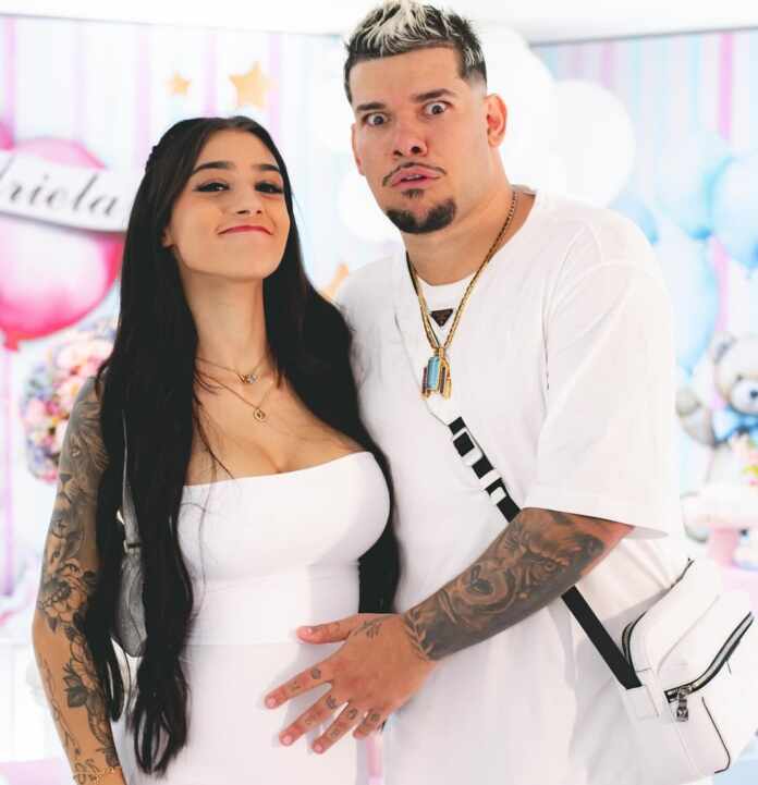 Bia Miranda e Buarque anunciam sexo e nome do bebê em chá revelação — Foto: Reprodução/Instagram