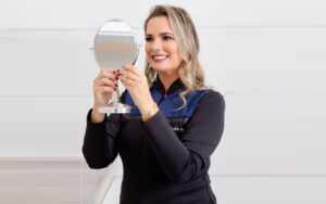 Dentes curtos e espaçados? Conheça o procedimento responsável por “encorpar” os dentes, os recontornos estéticos