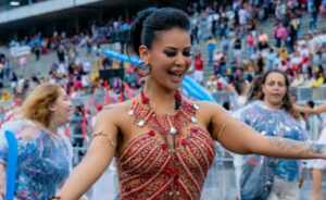 Ana Itikawa reina debaixo de chuva no Sambódromo do Anhembi