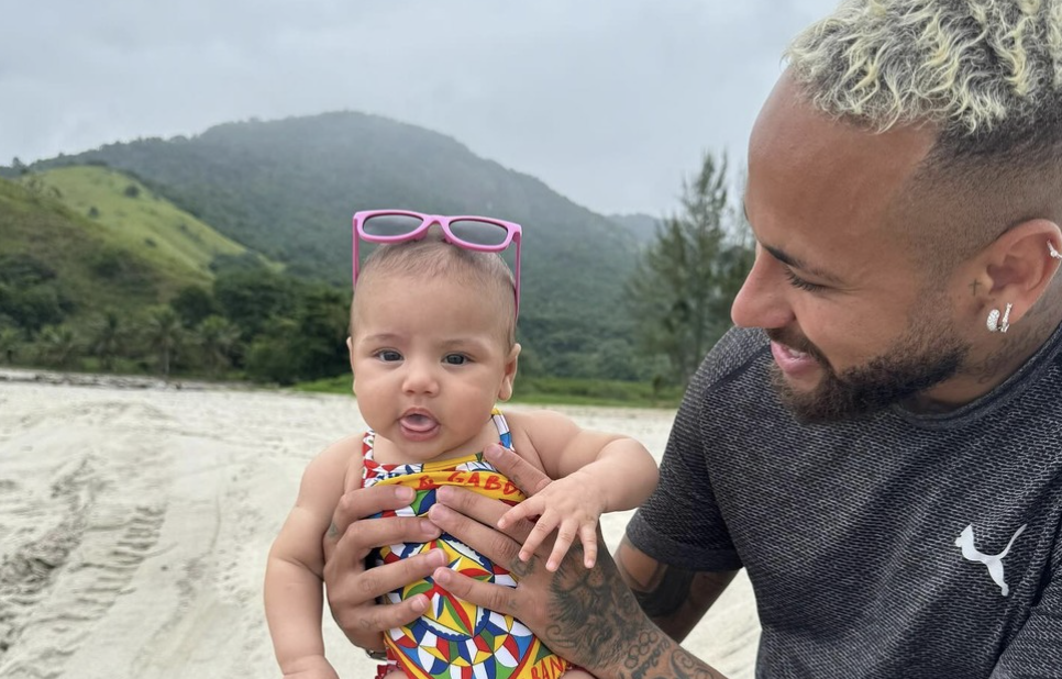 Neymar curte praia com Mavie e maiô de R$ 2,3 mil rouba a cena