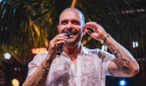 Acompanhado de Paolla Oliveira, Diogo Nogueira agita festa da virada do Hotel Nacional