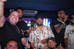 Pagode da Abelhinha anima ensaio técnico na Marquês de Sapucaí com doação de alimentos