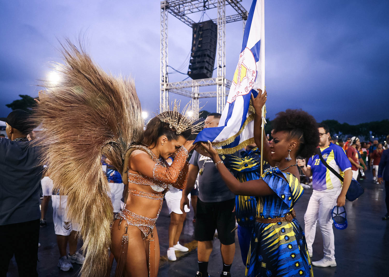 Carla Prata marcou presença com o namorado em ensaio de escola de samba