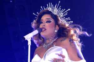 Gloria Groove relembra início da carreira e faz apresentação inédita no “Domingo Legal”