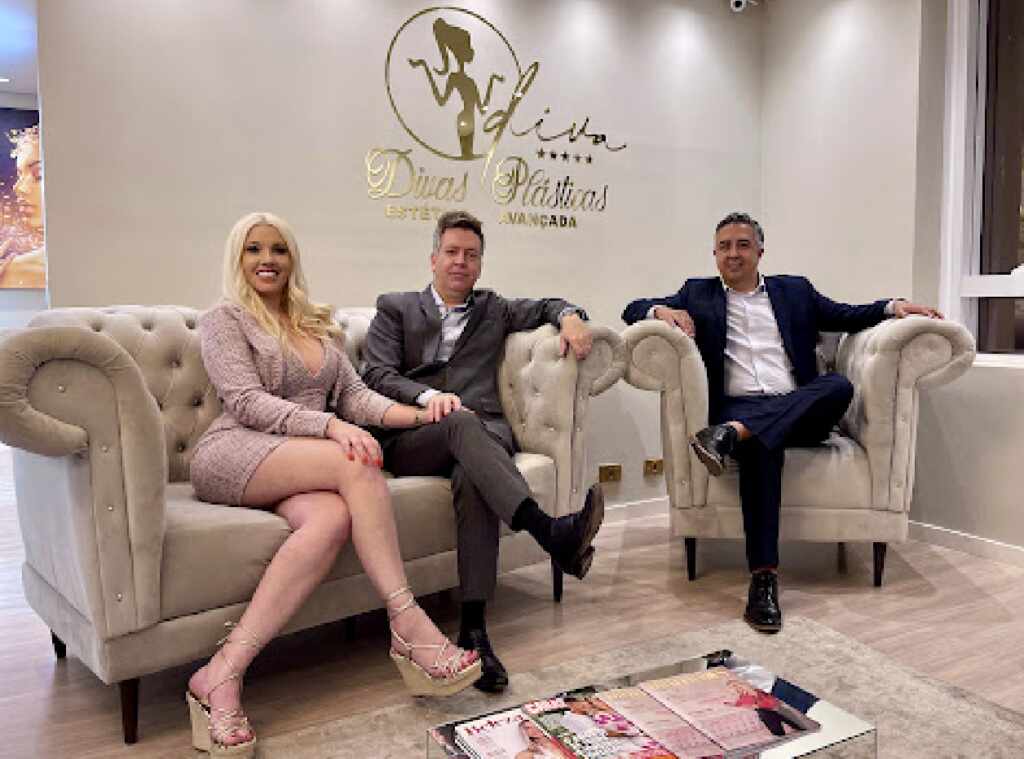 Divasplastica inaugura segunda unidade no metrô Santa Cruz Dr. Ervin San Martin, Priscila Sabino e Ricardo Cotta - Foto: Divulgação