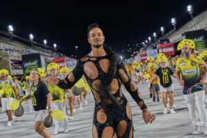 Ousado, John Avelino cai no samba em ensaio técnico na Marquês de Sapucaí