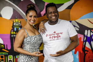 Valeria Valenssa visita barracão da União de Maricá