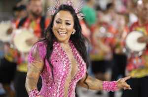 Rose Nascimento brilha em estreia como Rainha de Bateria na Marquês de Sapucaí