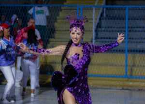 Com 40 mil pedras e espelhos, Tatiana Breia se caracteriza de Amora na Sapucaí