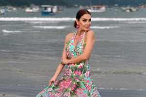 Claudia Métne posa com sugestões de moda praia verão 2024