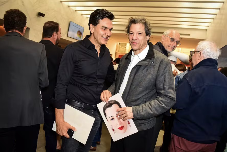 Ministro Fernando Haddad e mais famosos prestigiam volta de Claudia Raia ao teatro