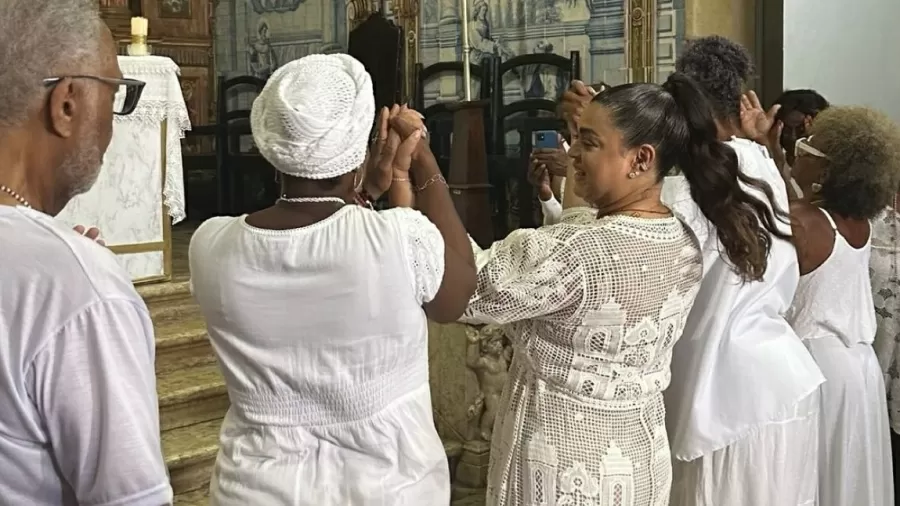 Preta Gil celebra cura do câncer com missa na Bahia