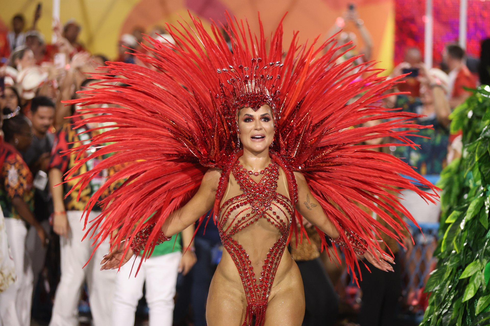 Deolane Bezerra perde brinco de R$ 200 mil em desfile - Foto: Daniel Pinheiro / Brazil News