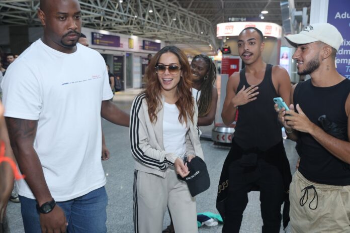 Anitta atende fãs antes de embarcar no aeroporto internacional do Rio de Janeiro