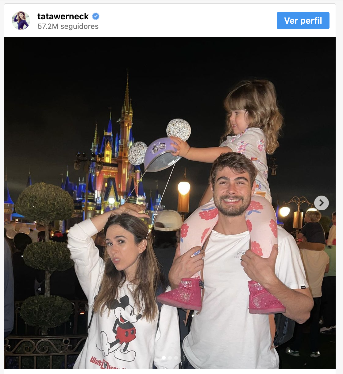Tatá Werneck encanta ao posar com Rafa Vitti e a filha na Disney