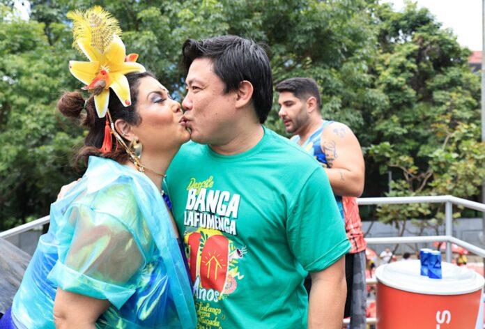 Fabiana Karla e namorado se beijam muito no Bloco do Abrava - Foto: Cláudio Augusto/Brazil News