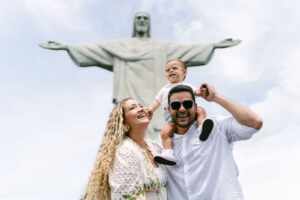 Ex-Paquita Joana Mineiro batiza o filho Joaquim aos pés do Cristo Redentor