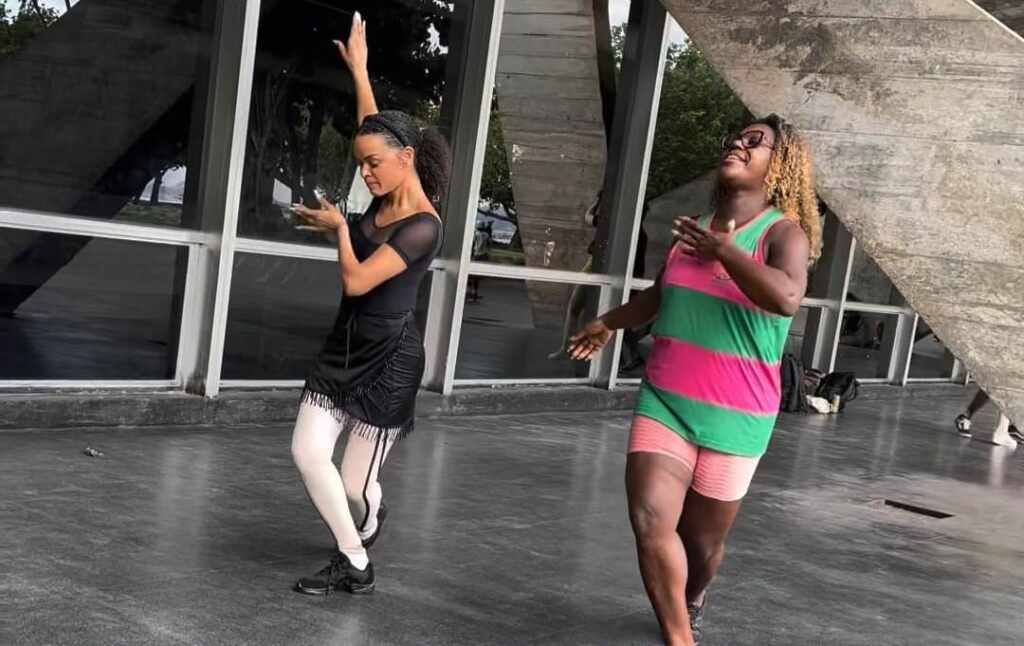 Anny Alves.e Cintya Santos, Primeira Porta-Bandeira Da Estação Primeira De Mangueira