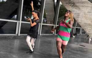 Musa da Unidos de Padre Miguel faz aulas com Porta-Bandeira da Mangueira