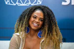 Rainha de bateria da Portela fala sobre rivalidade entre as rainhas de bateria*