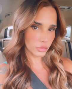 Após 18 anos loira, Taty Zatto faz mudança radical no visual