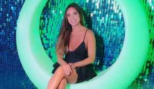 Nicole Bahls surpreende trabalhadores com sua simpatia