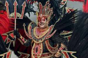 Destaque de luxo Raphael Chagas ostentou a energia caótica das ruas de Sampa