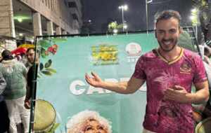 Confirmado no desfile, Renny Delmondes participa de ensaio técnico da Mangueira