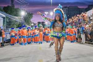 Rose Nascimento estreia como rainha de bateria da Caprichosos de Pilares