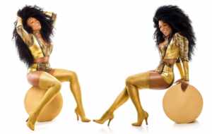 Simone Sampaio – exalta a sua ancestralidade no desfile de carnaval da Dragões da Real