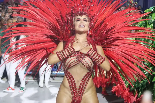 Deolane Bezerra perde brinco de R$ 200 mil em desfile - Foto: Daniel Pinheiro / Brazil News