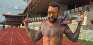 Ex-BBB Vinicius Rodrigues posa sem camisa em centro de treinamento paraolímpico