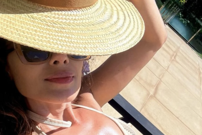 Paula Fernandes toma sol de biquini — Foto: Reprodução/Instagram