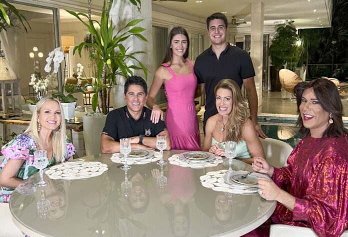 Eliana com a família do apresentador Cesar Filho - Credito da Foto: Rogerio Pallatta / SBT