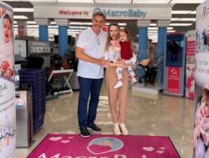 Com a filha, Edson Celulari e esposa visitam loja de produtos infantis