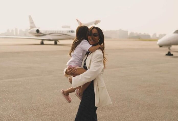 Sabrina Sato e a filha no aeroporto — Foto: Reprodução/Instagram