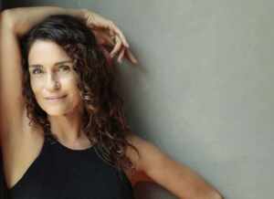 Rose Brant interpreta Luiza na série “Até Onde Ela Vai” da Univer Vídeo