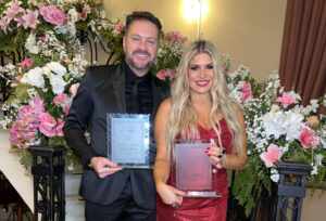 Cantora Adryana Ribeiro e Albert Bressan recebem o Prêmio ‘Mãos e Mentes Que Brilham’ em SP