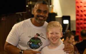 Ator e ex-The Voice participam de jantar beneficente em prol de crianças autistas