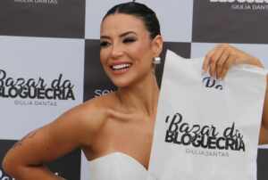 Influenciadora Giulia Dantas reúne multidão em bazar no Rio de Janeiro