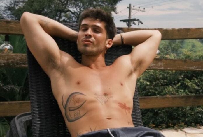 João Guilherme protagoniza nudez em cena sexy e web repercute; veja