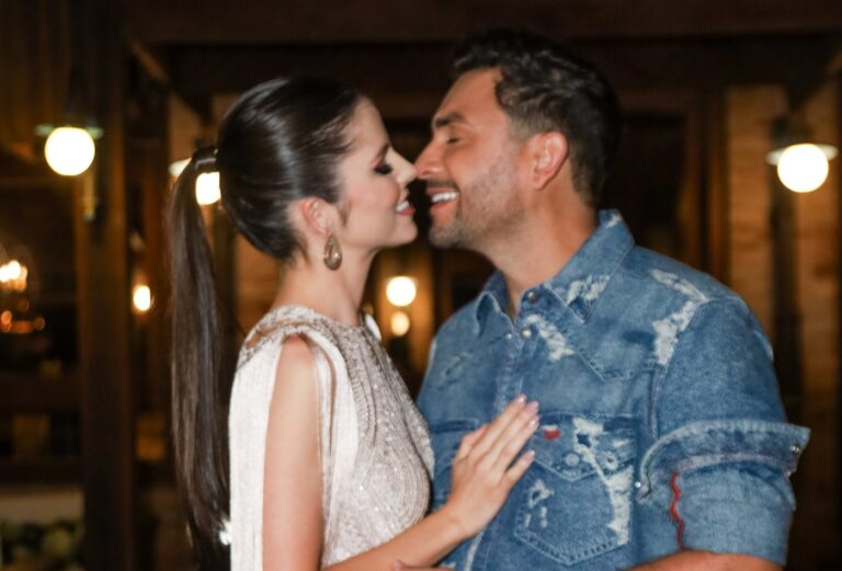 Mano Walter troca beijos com a esposa, Débora Silva, ao gravar novo DVD - Foto: Clayton Felizardo / Brazil News