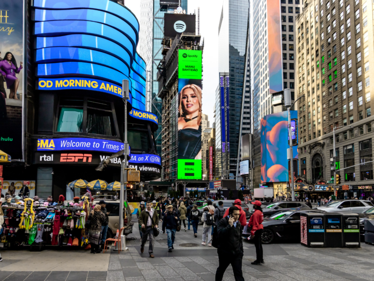 Manu Bahtidão estreia em telão na Times Square como embaixadora Equal do Spotify