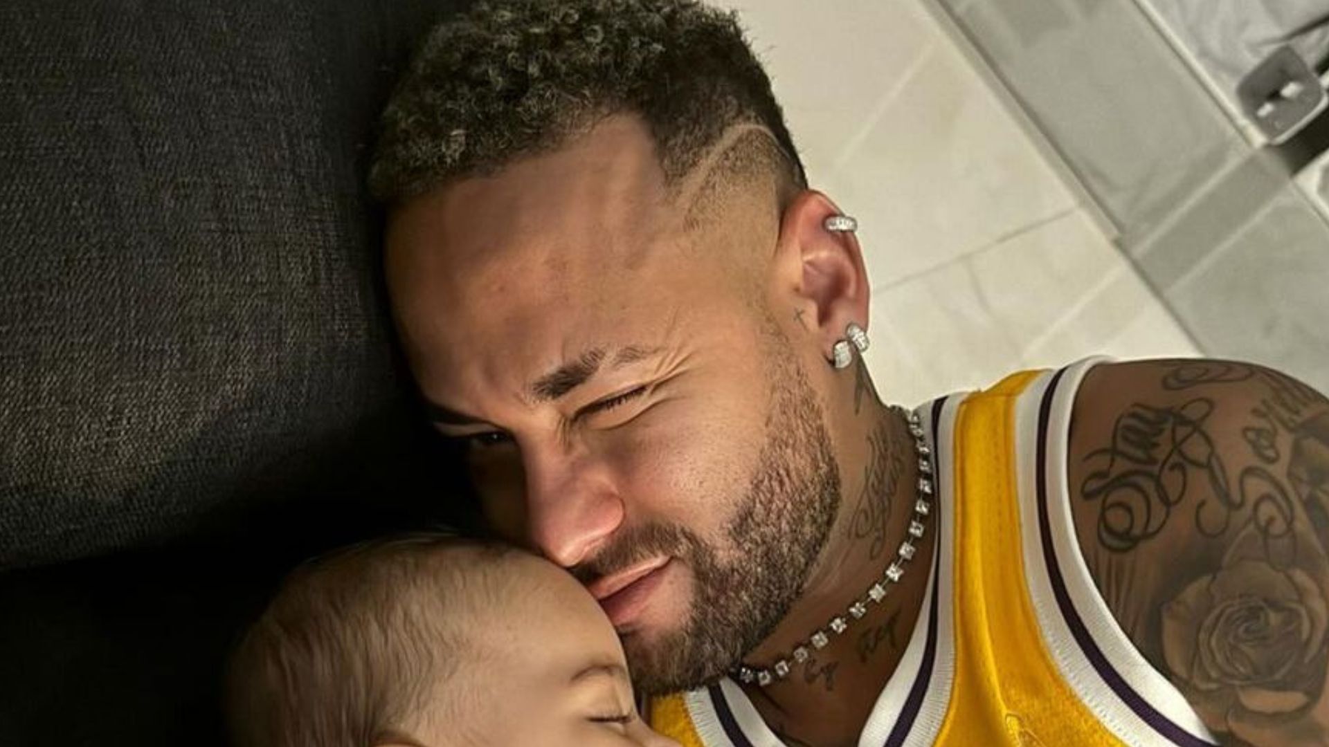 Neymar Jr curte soneca na companhia da filha, Mavie: 
