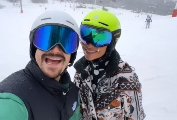 Sabrina Sato e Nicolas Prattes posam coladinhos durante viagem na neve